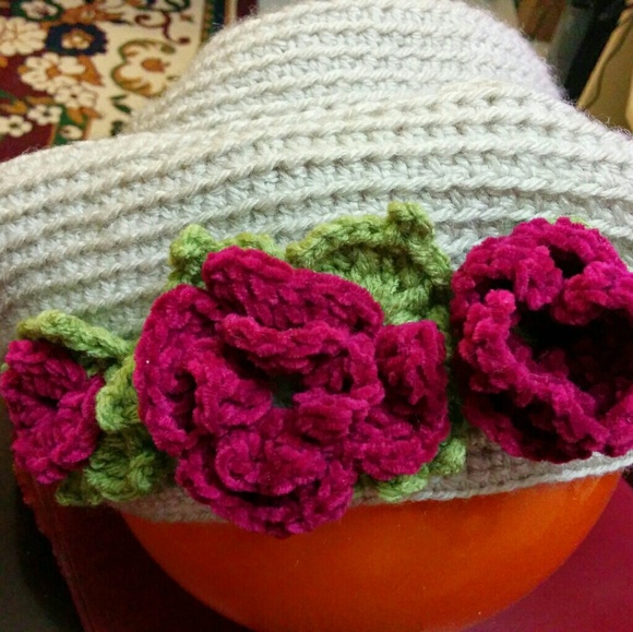 Crochet Queen hat with flowers - Picture 4 of 4